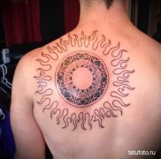 татуировка солнце на левой лопатке молодого парня