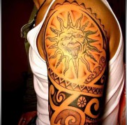 татуировка солнце показывает язык — маори стиль на плече для мужчины