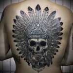 татуировка череп в головном уборе из перьев на спине - индейская татуировка