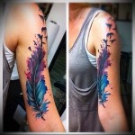яркое перо и птица - сочные цыета в татуировке на руку для девушки