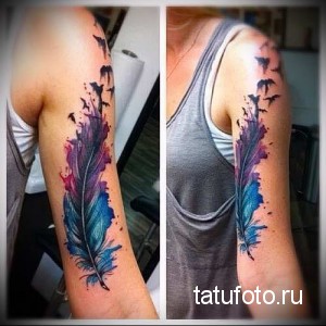 Акварельная татуировка на руке изображает перо с летящими птицами. Яркие цвета и плавные переходы создают эффект легкости и воздушности.