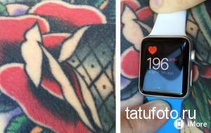Фото: крупный план руки с Apple Watch, показывающими пульс, на фоне красочной татуировки с изображением роз.