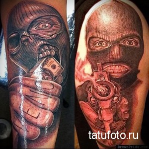 Фото двух татуировок на предплечьях с изображением злодея в маске с пистолетом и деньгами, выполненных в реалистичном стиле.