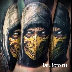 Фото татуировки Скорпиона из Mortal Kombat на руке. Детализированный портрет персонажа с маской и оружием.