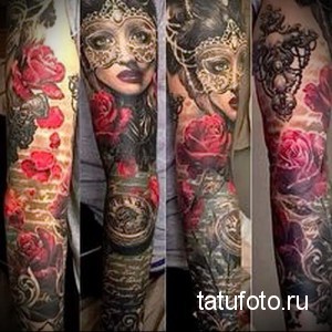 Фото тату рукава с изображением девушки в маске, окруженной красными розами и декоративными узорами. Детализированный рисунок татуировки.