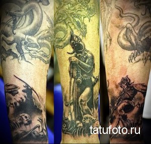 Фото тату спартанского воина, сражающегося с драконом, на руке в стиле реализм. Детальная проработка персонажей, оружия и окружения. Черно-серые тона.