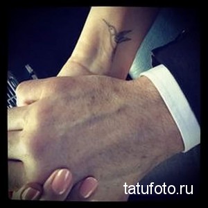 Фото тату колибри на запястье. Небольшая черно-белая татуировка птицы в полете. Идеи для женственных тату.