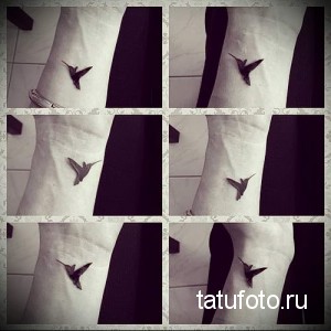 Фото миниатюрных тату колибри на запястье. Небольшие черные татуировки птиц в полете. Идеи для минималистичных тату для девушек.