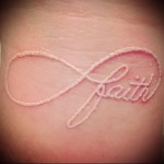 Фото тату: белая татуировка в виде знака бесконечности с надписью 'faith' на коже. Нежный и изящный рисунок.