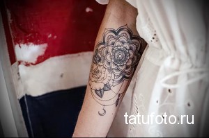 Фото тату: красивая татуировка на предплечье, сочетающая в себе мандалу и розу. Изящные линии и тонкая детализация создают эффект воздушности.