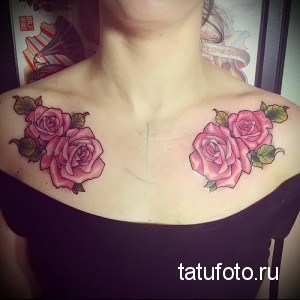 Фото татуировки с двумя розовыми розами на груди девушки. Рисунок выполнен в ярких, насыщенных цветах.