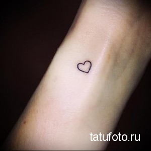 Фото тату: крошечное черное сердце на запястье. Простой и элегантный рисунок татуировки, идеальный для любителей минимализма.