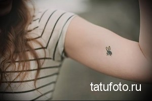 Фото тату: Маленький, детализированный рисунок зайчика на внутренней стороне руки. Милый и очаровательный дизайн, идеально подходящий для любителей животных.