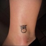 Татуировочка с совой в самом низу женской ноги - фото