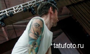 Фото тату: яркая и детализированная татуировка на спине с изображением Сальвадора Дали и тигра.