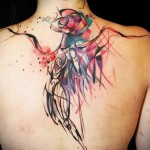 абстрактное существо на спине девушки - тату акварель фото