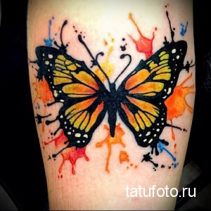 Фото тату акварельной бабочки монарх на предплечье. Красочный и детализированный рисунок, выполненный в технике акварели. Идея для яркой и запоминающейся татуировки.