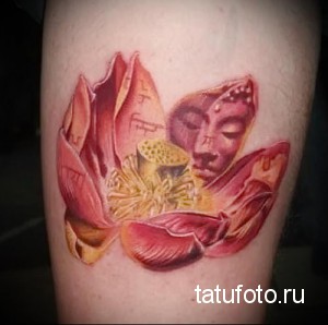 Фото татуировки лотоса, внутри которого изображено лицо Будды, на руке. Реалистичный стиль с использованием ярких цветов.