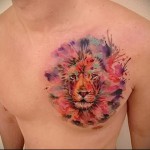 лев на груди мужчины - тату акварель фото