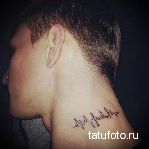 Минималистичная татуировка на шее, изображающая кардиограмму и надпись 'Just Believe', выполненная тонкими линиями.