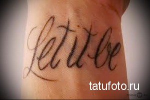 Фото тату надписи "Let it be" на запястье. Элегантный рисунок татуировки, выполненный каллиграфическим шрифтом.