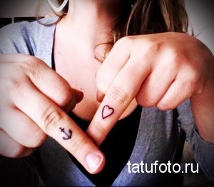 Фото тату на пальцах: маленькие татуировки якоря и сердца. Простые и символичные рисунки татуировок в черном цвете.