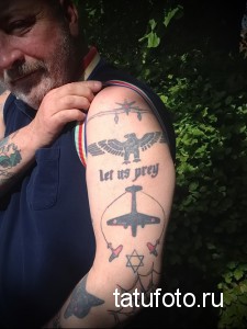 Фото тату на плече с изображением орла, самолета и надписи 'Let us prey'. Рисунок татуировки выполнен в винтажном стиле с использованием приглушенных цветов.