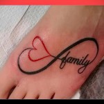 Фото тату бесконечность с сердцем и надписью 'Family' на стопе. Черно-красный рисунок, минималистичный стиль, татуировка для семьи.