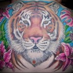 тату голова тигра - большая татуировка с цветами на спине