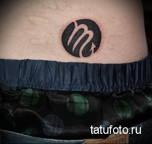 Фото минималистичной татуировки знака зодиака Скорпион на пояснице. Простой черный рисунок в круге.