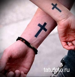 Фото парных тату на запястьях: два одинаковых креста, выполненных в черном цвете. Символический рисунок татуировки для пары.