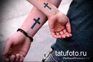 Фото тату: Два запястья с одинаковыми черными крестами. Идея для парной татуировки, символизирующей связь и верность.