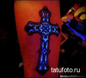 Фото тату креста, светящегося в ультрафиолетовом свете. Оригинальный рисунок татуировки с использованием специальных чернил.