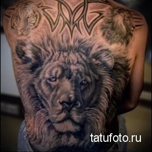 Фото татуировки на спине: реалистичное изображение льва в окружении тигра и леопарда, с геометрическими узорами на фоне.