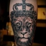 тату лев с короной сзади на ноге