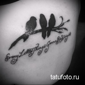Фото тату с изображением двух птиц на ветке и надписью 'Every Little Thing Is Gonna Be Alright'. Черно-белый рисунок на боку.