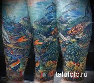 Фото тату на ноге: реалистичное изображение морских черепах, рыб и кораллов, создающее эффект погружения в океан. Детализированный рисунок татуировки.