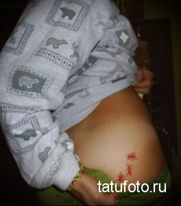 Фото тату с изображением трех маленьких звездочек на бедрах. Красная татуировка, выполненная в простом, графическом стиле.