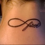 Фото тату бесконечности с надписью 'faith' на затылке. Черно-коричневый рисунок, выполненный тонкими линиями.