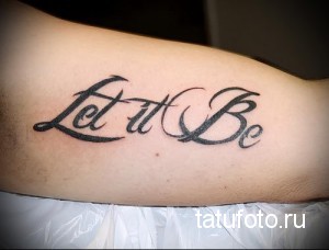 Фото татуировки на предплечье: надпись 'Let it Be', выполненная простым, элегантным шрифтом. Минималистичный рисунок татуировки.