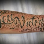 Фото тату на руке с именами Lea Victoria Stella и датой 09-06-2009, выполненной в изящном стиле с декоративными элементами.