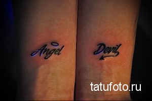 Фото тату надписей 'Angel' и 'Devil' на запястьях. Черные контуры, небольшие размеры, символизирующие борьбу добра и зла.