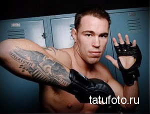 Фото татуировки орла на руке спортсмена MMA. Детализированный рисунок, реалистичный стиль, американская символика.