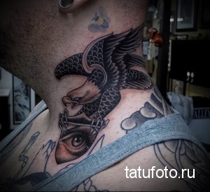 Фото тату орла и глаза на шее. Детализированный рисунок в черно-серых тонах с элементами реализма.