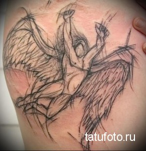 Черно-белый эскиз татуировки, изображающий падающего ангела с распростертыми крыльями.