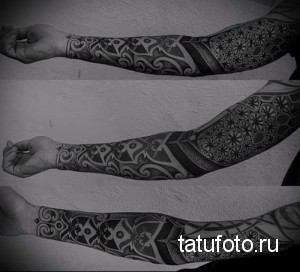 Фото тату на рукавах: сложные геометрические узоры в черно-белой гамме. Различные текстуры, точки, линии и тени. Детализированная графика.