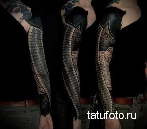 Фото тату на рукавах: сложные геометрические узоры, японские маски и элементы в черно-белой гамме. Детализированная графика, темные тона.
