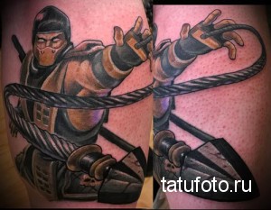 Фото татуировки персонажа Скорпион из Mortal Kombat на руке. Детализированный рисунок с проработкой костюма и оружия. Подходит для поклонников видеоигр.