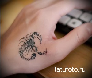 Фото маленькой татуировки скорпиона на руке. Деликатный и детализированный рисунок.