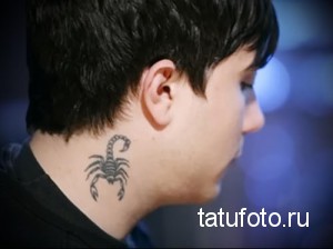 Фото минималистичной татуировки скорпиона на шее. Простой черно-белый рисунок татуировки с акцентом на контуры.